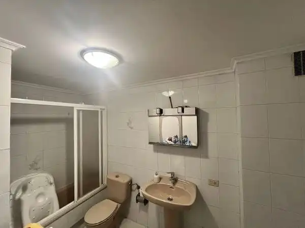Bany de Pis en venda en Vigo  amb Calefacció, Parquet i Terrassa