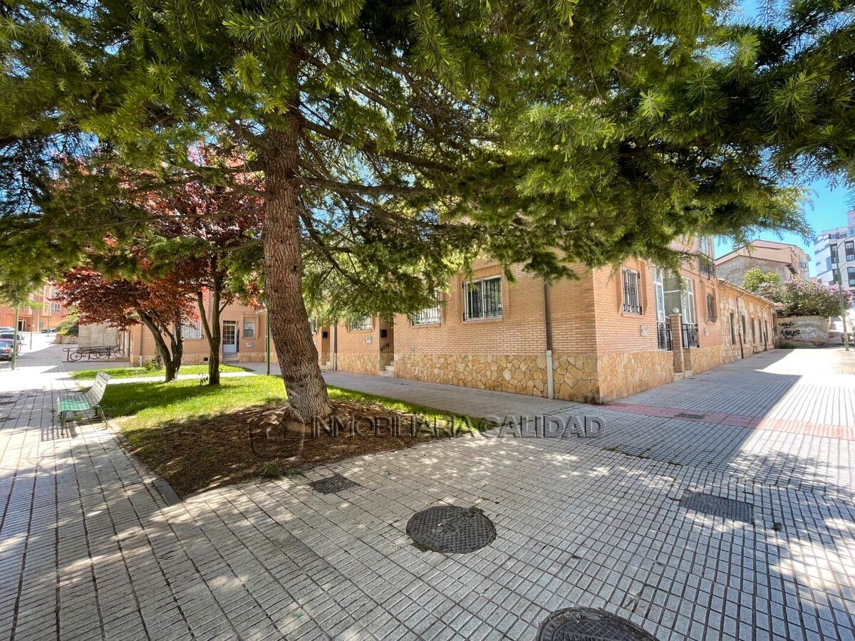 Vista exterior de Casa o xalet de lloguer en Burgos Capital amb Calefacció i Terrassa