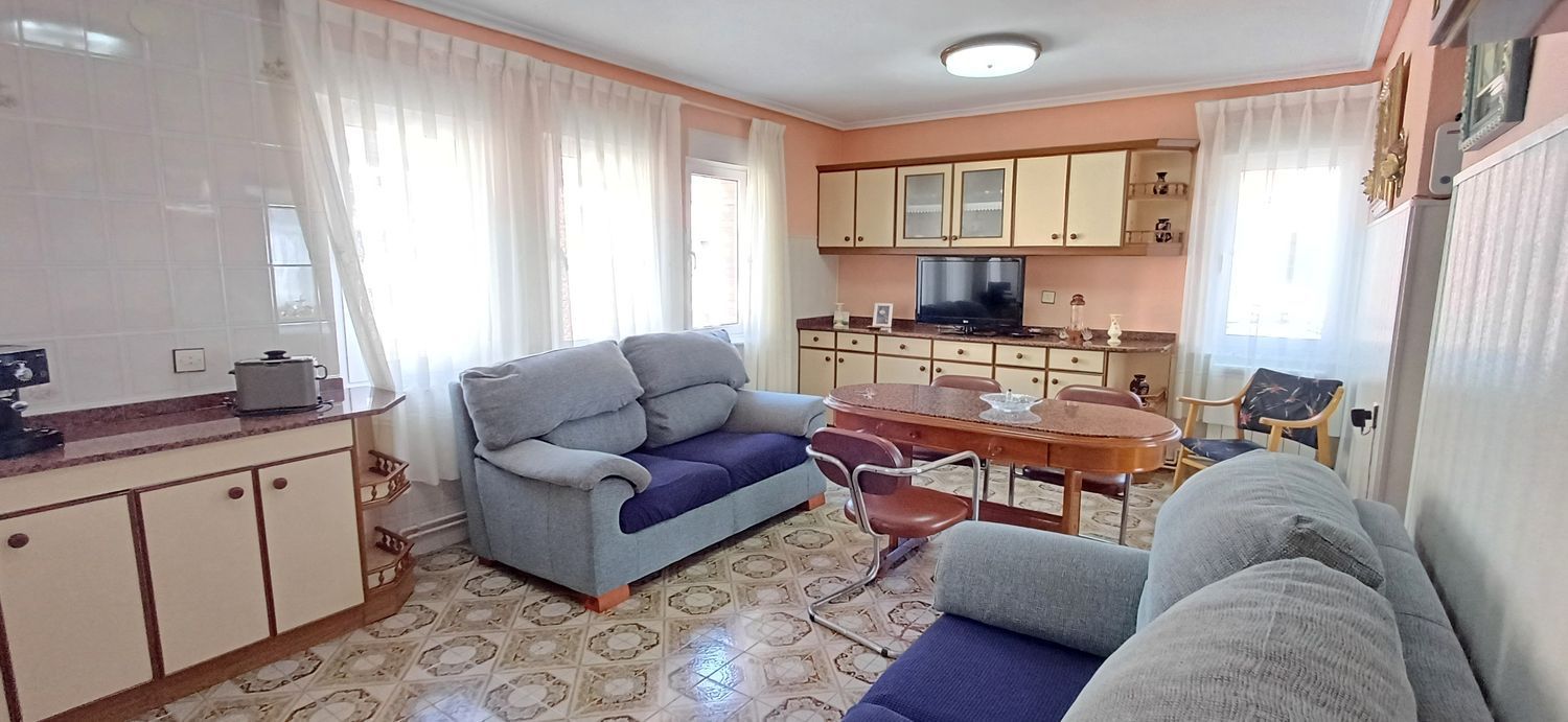 Sala d'estar de Pis en venda en San Martín del Rey Aurelio amb Calefacció, Traster i Piscina