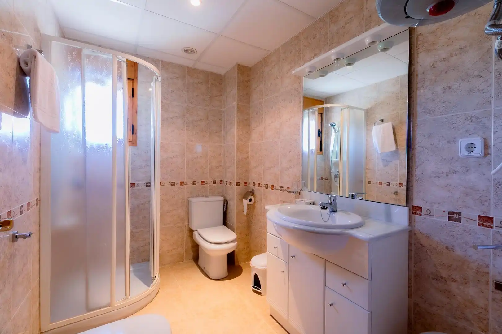 Badezimmer von Gebäude zum Verkauf in Puente la Reina de Jaca