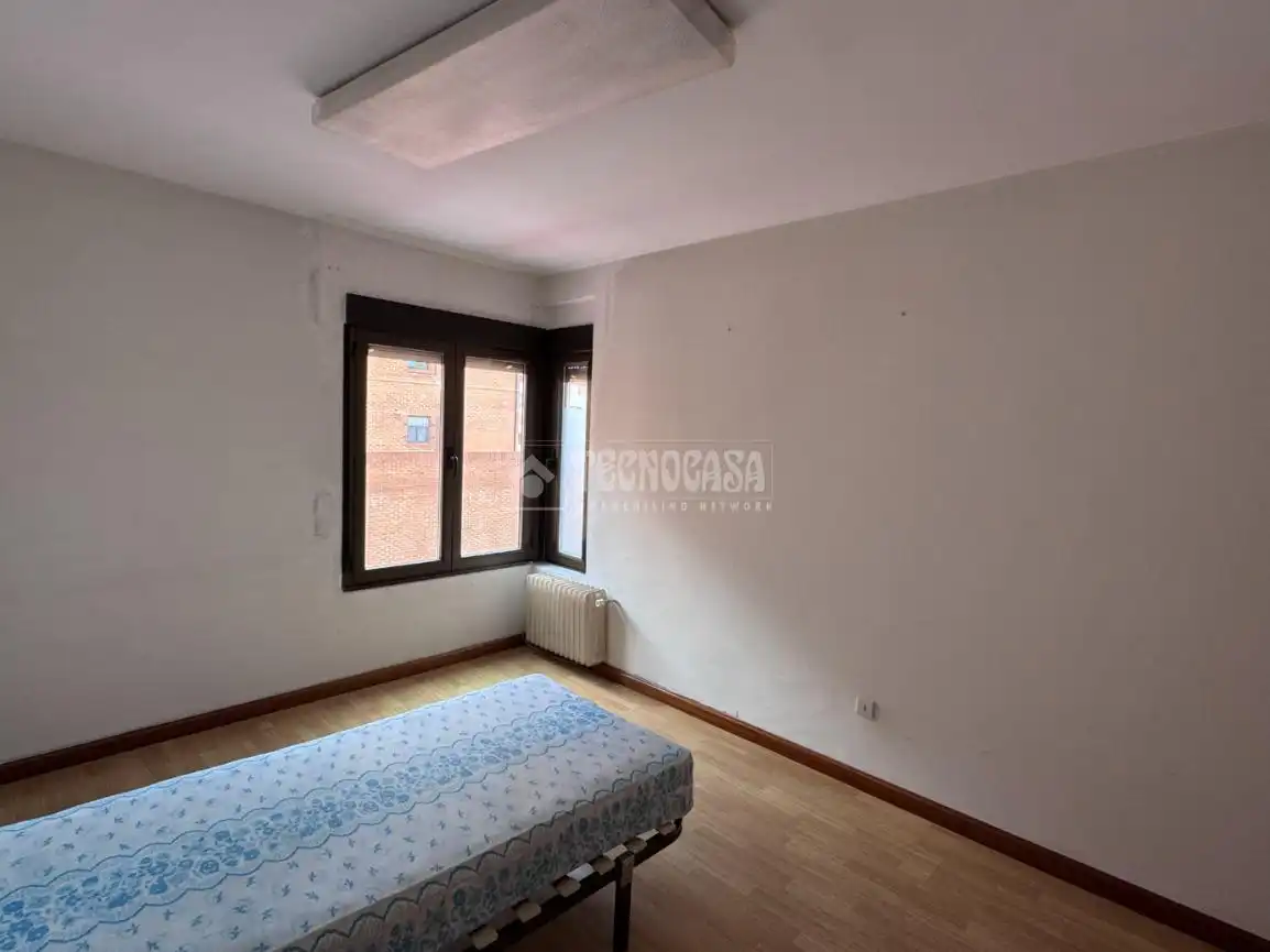 Schlafzimmer von Wohnung zum Verkauf in Valencia de Don Juan mit Heizung, Parkett und Terrasse