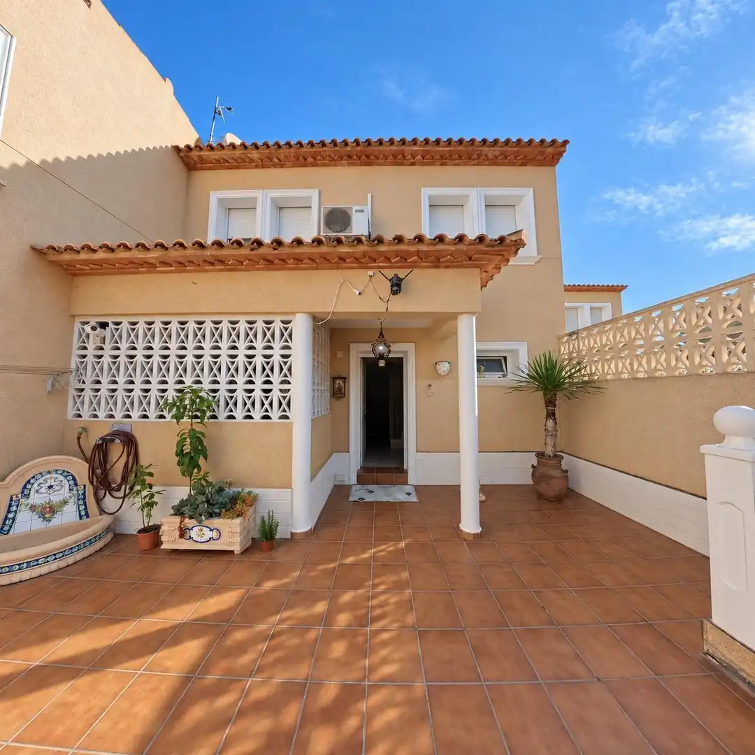 Vista exterior de Casa adosada en venta en Escandinavia - Cautivador