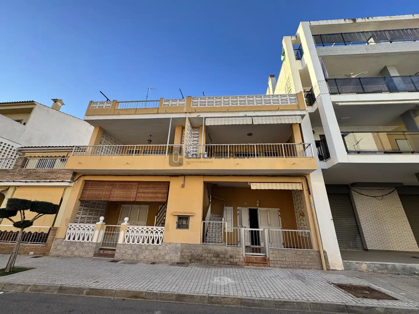 Casa con terraza en venta en Hernan Cortes, imagen 2