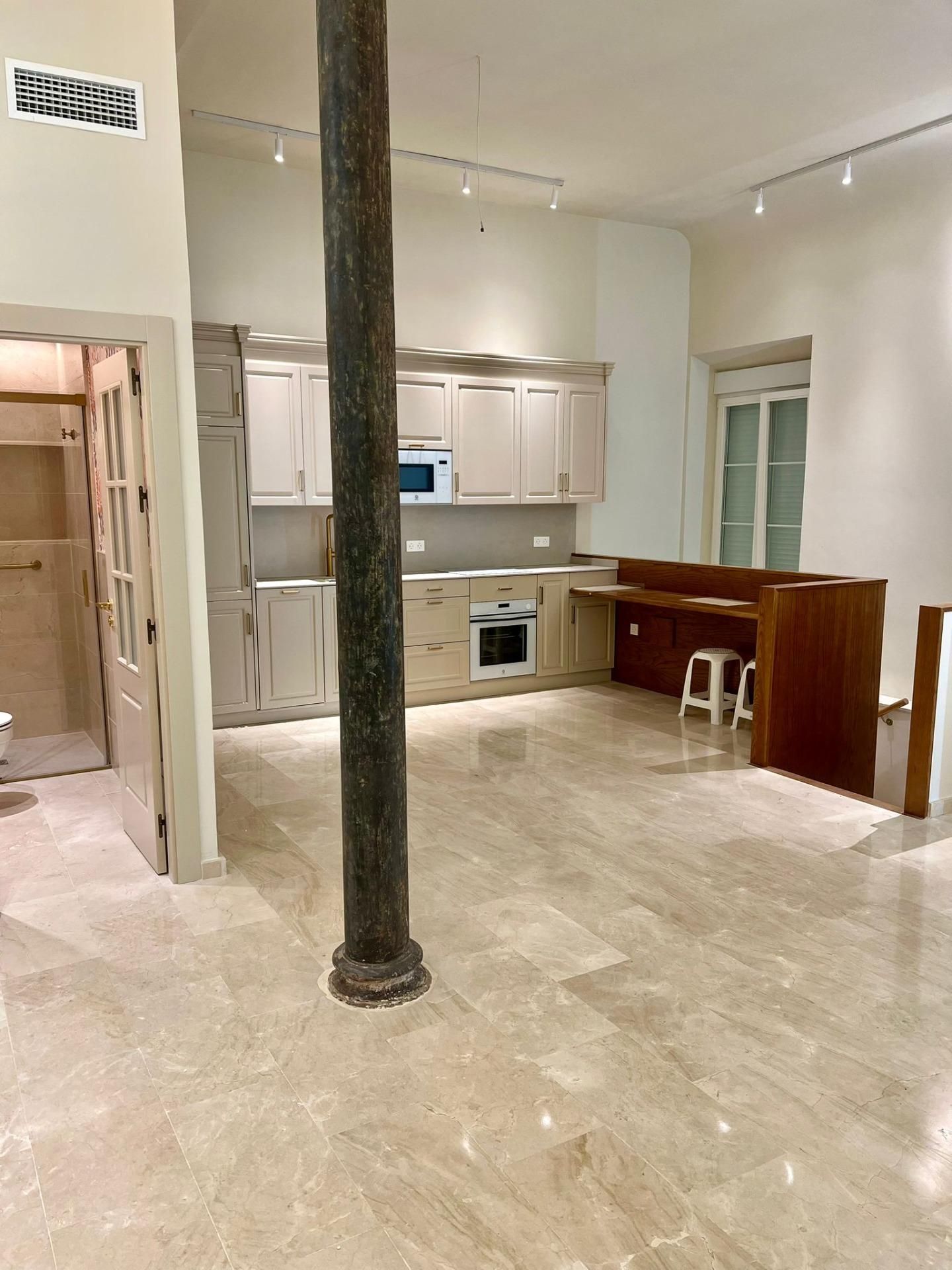 Cuina de Dúplex de lloguer en  Granada Capital amb Aire condicionat i Alarma