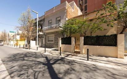 Vista exterior de Casa adosada en venda en  Barcelona Capital amb Aire condicionat i Terrassa