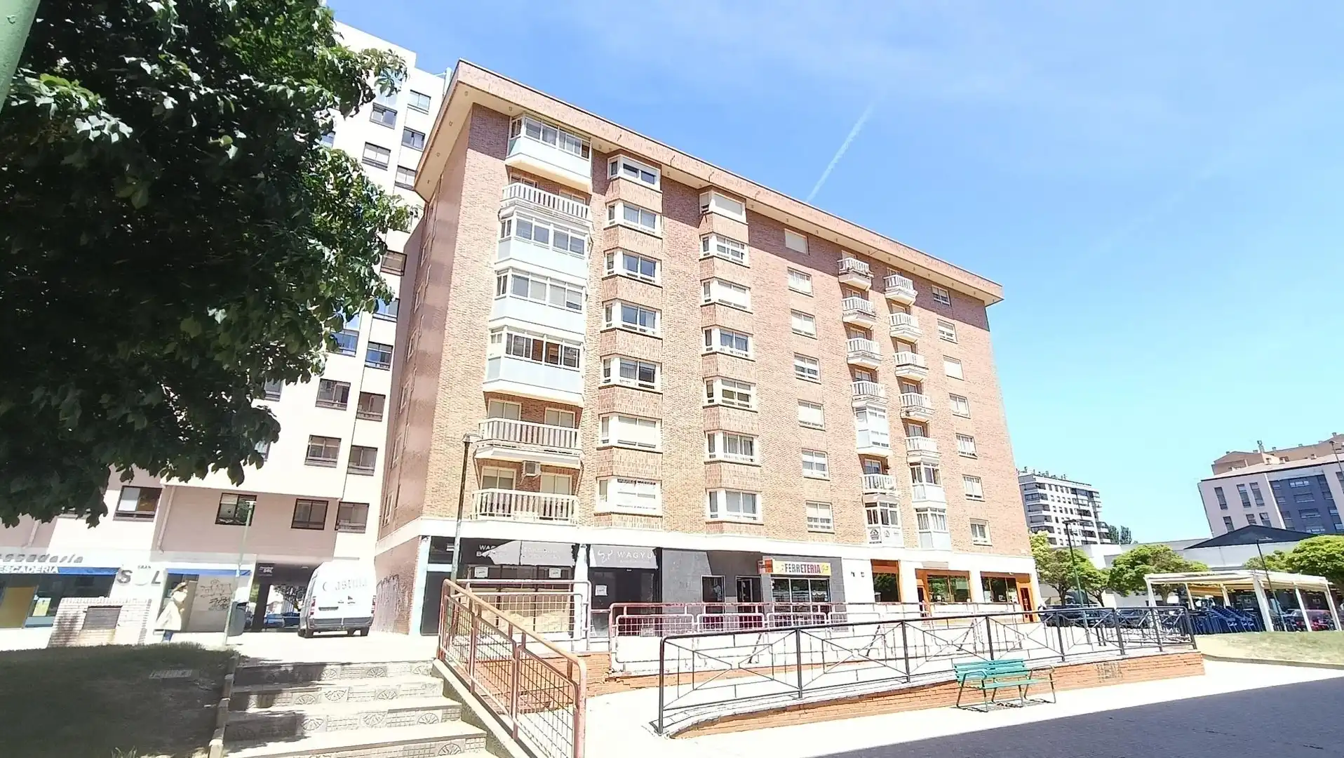 Vista exterior de Piso en venta en Burgos con Calefacción, Terraza y Trastero