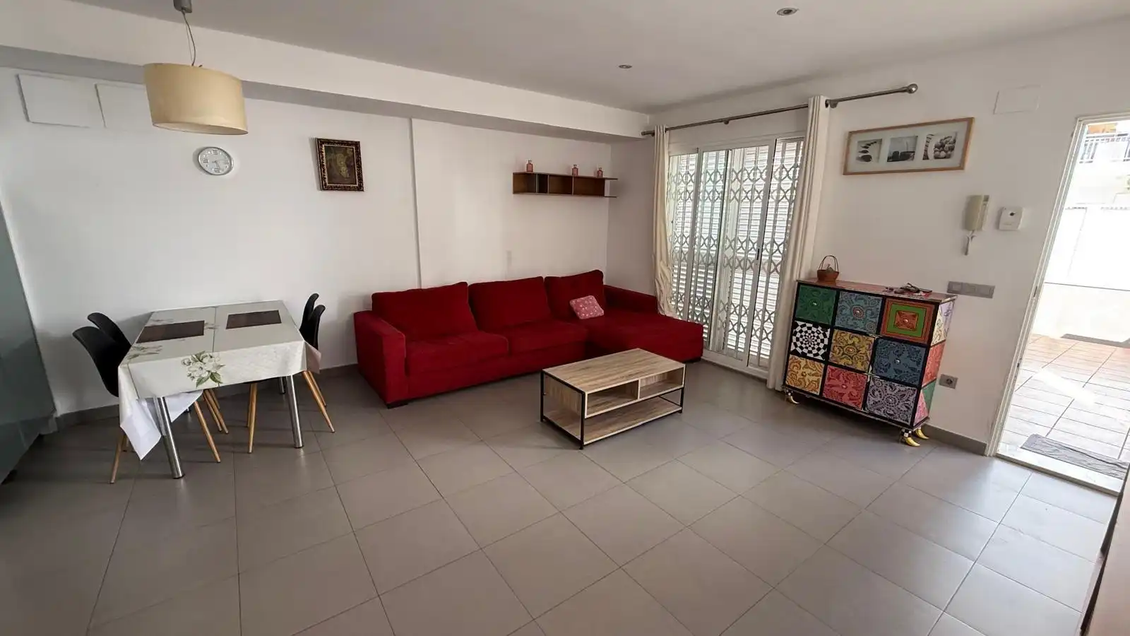 Wohnzimmer von Einfamilien-Reihenhaus zum Verkauf in Moncofa mit Klimaanlage und Terrasse