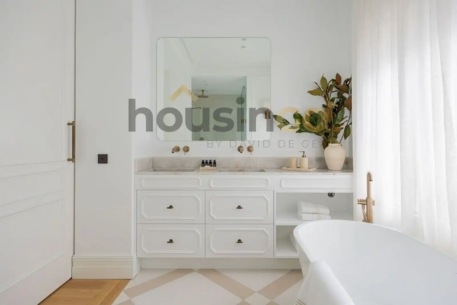 Bathroom of Flat for sale in Madrid  with Air Conditioner, Heating and Parquet flooring