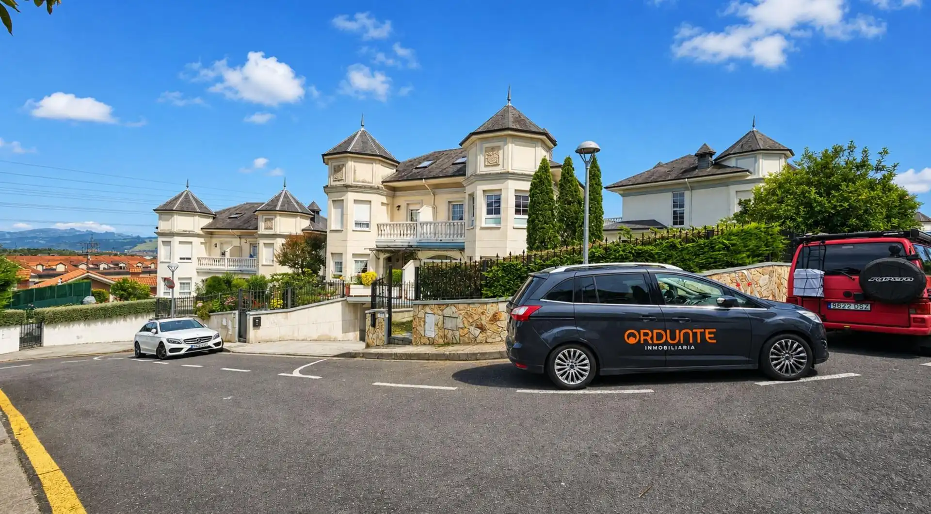 Parking de Casa adosada en venta en Bárcena de Cicero con Calefacción, Jardín privado y Terraza