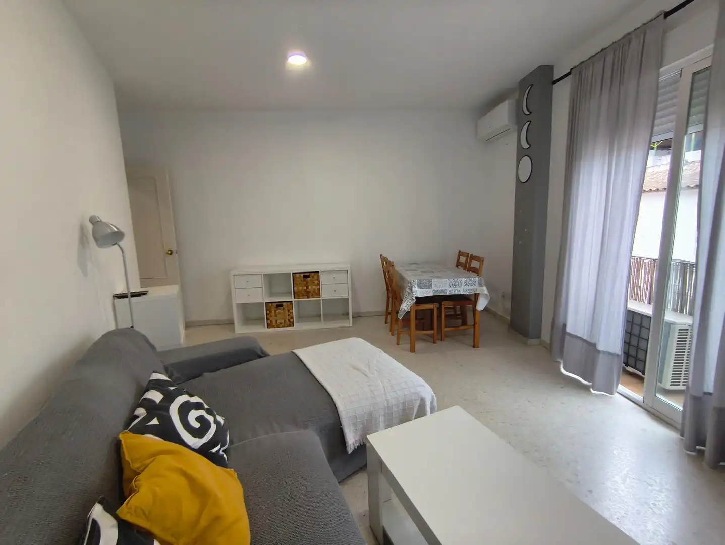 Dormitori de Apartament de lloguer en Jerez de la Frontera amb Aire condicionat, Moblat i Balcó