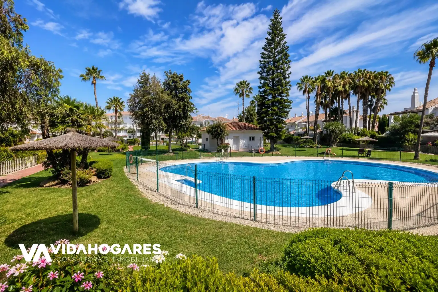Vista exterior de Pis en venda en Rota amb Terrassa, Piscina i Moblat
