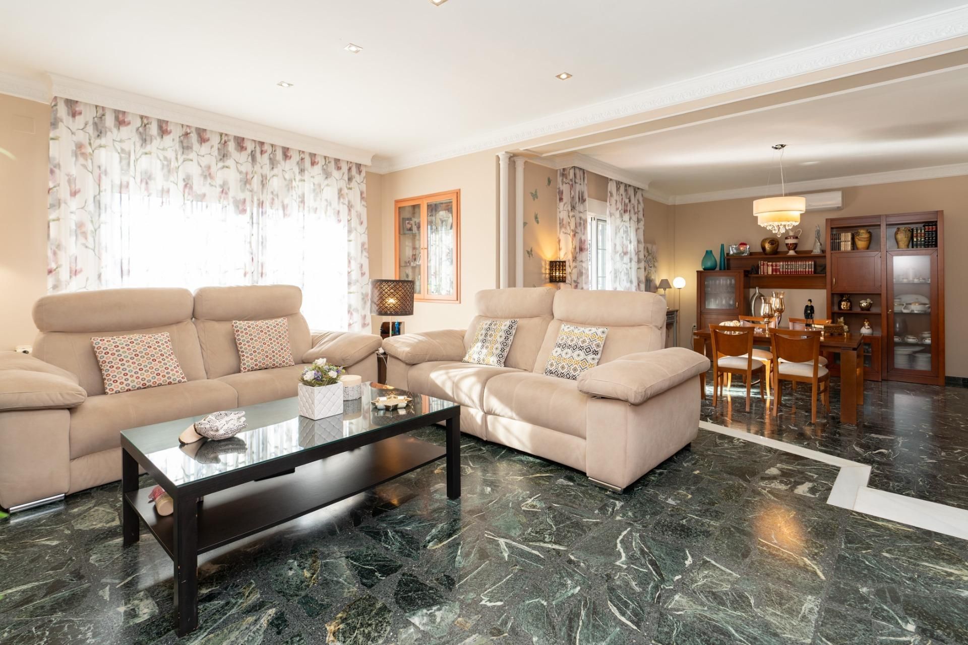 Sala d'estar de Casa o xalet en venda en Motril amb Aire condicionat, Terrassa i Traster