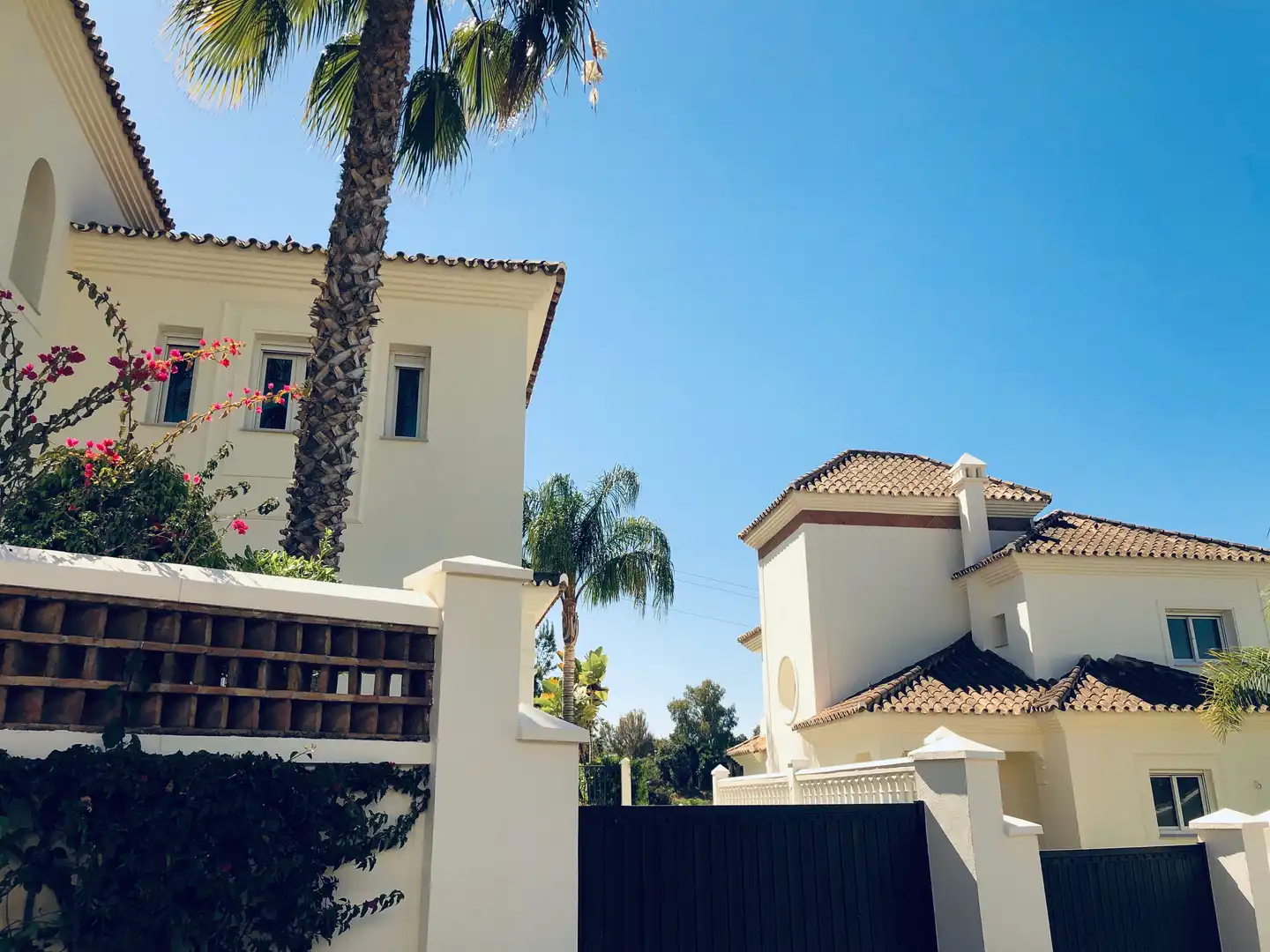 Vista exterior de Casa o xalet en venda en Marbella amb Aire condicionat, Calefacció i Jardí privat