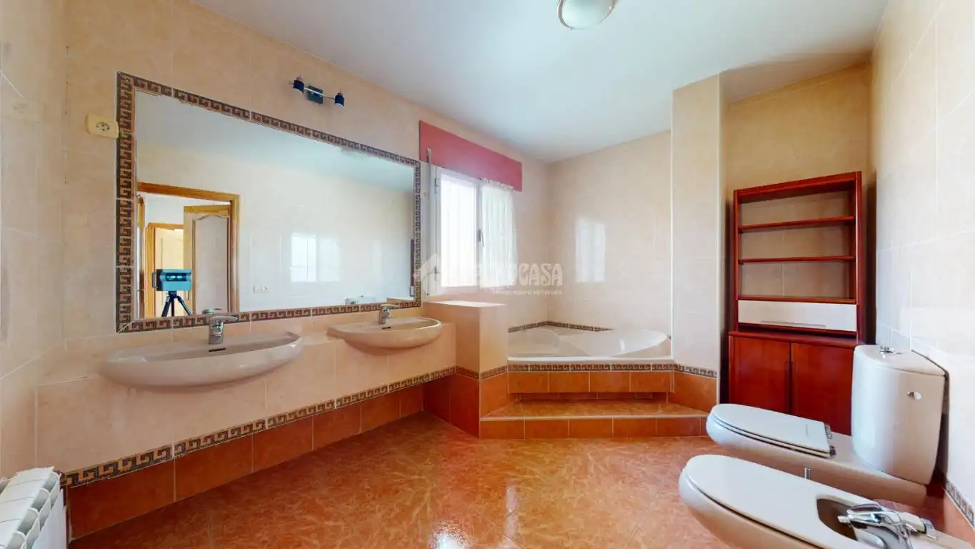 Bathroom of Detached homes for sale in Fuente El Saz de Jarama  with Private garden, Terrace and Balcony