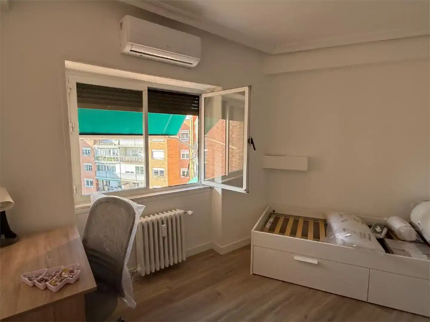 Dormitori de Pis per a compartir en Madrid amb Aire condicionat, Jardí privat i Parquet