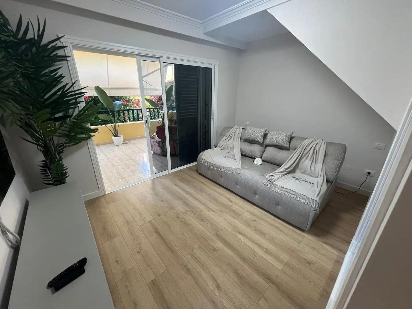 Sala d'estar de Casa adosada en venda en Puerto de la Cruz amb Terrassa, Moblat i Balcó