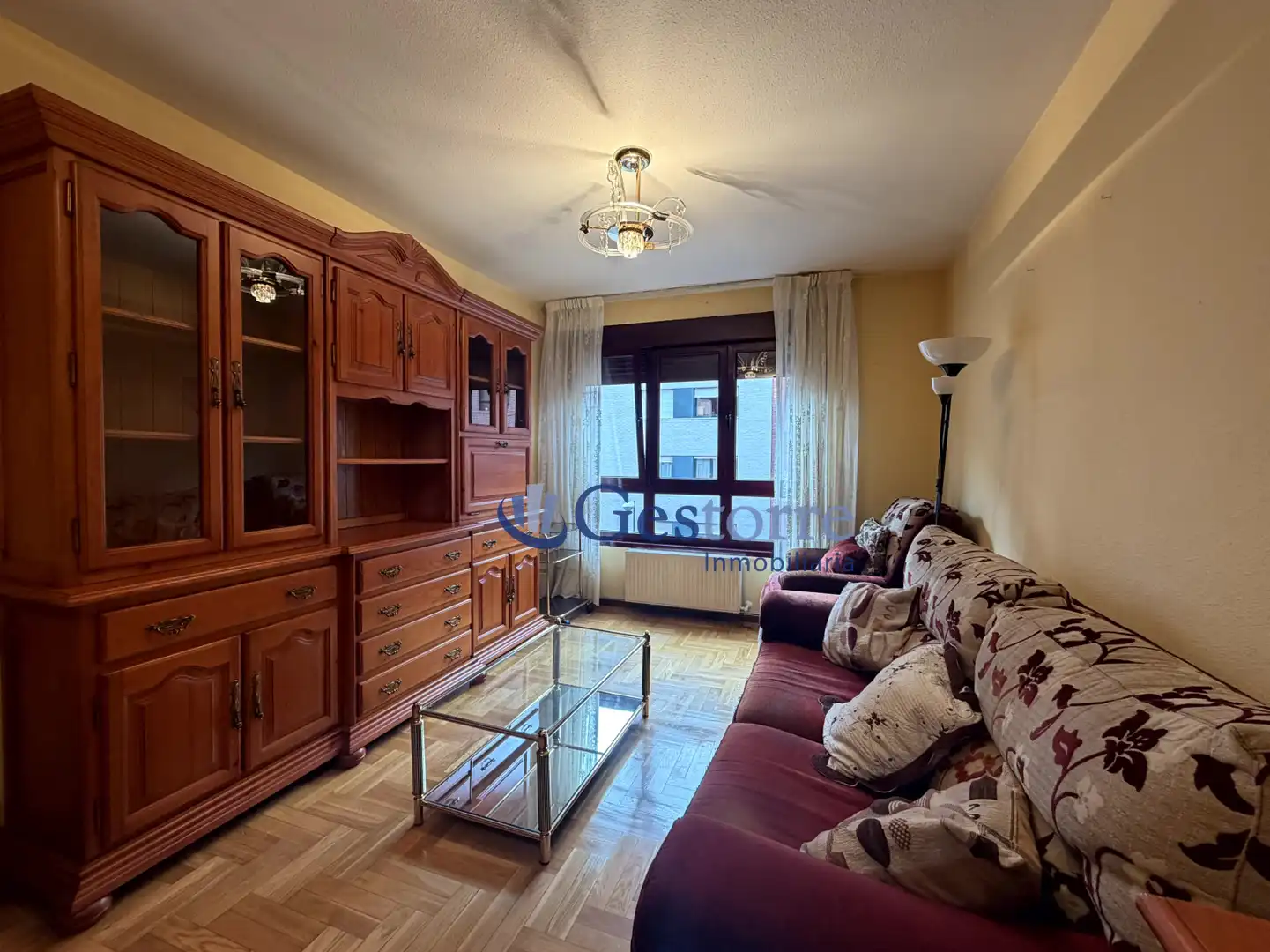 Sala de estar de Piso en venta en Oviedo  con Calefacción, Parquet y Trastero