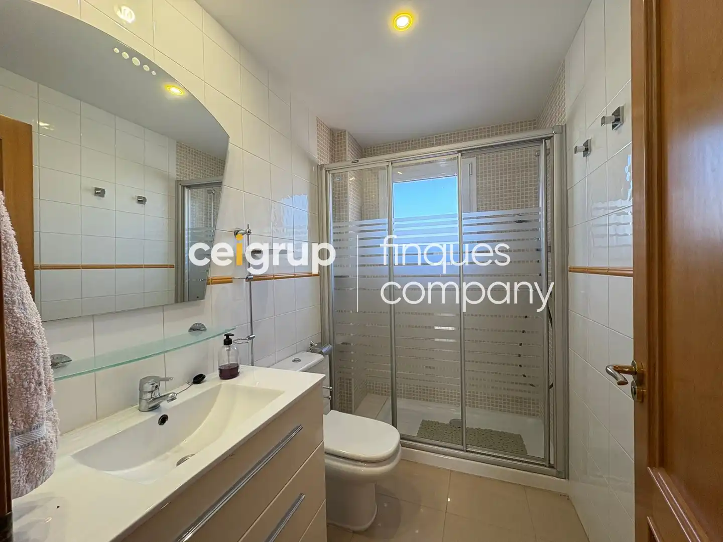 Baño de Casa o chalet de alquiler en Girona con Calefacción, Terraza y Piscina