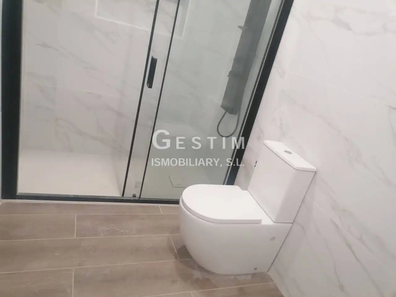 Baño de Piso en venta en Vic con Calefacción, Balcón y Alarma
