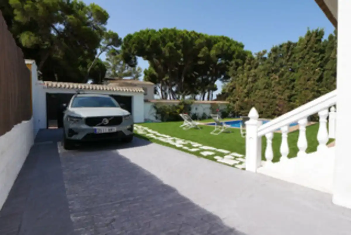 Aparcament de Casa o xalet en venda en Marbella amb Aire condicionat, Jardí privat i Terrassa