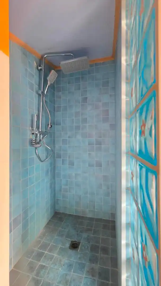 Badezimmer von Dachboden zum Verkauf in Rubí mit Terrasse und Ofen
