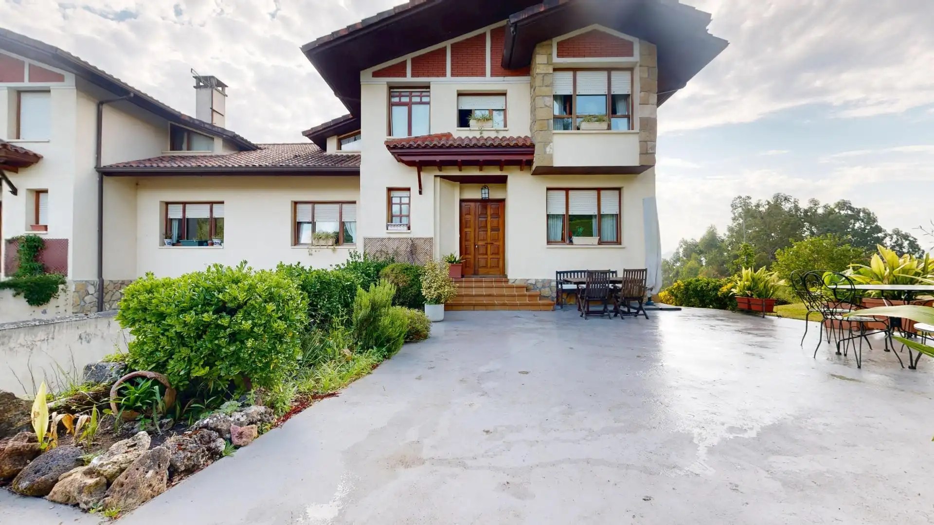 Vista exterior de Casa adosada en venta en Zalla  con Calefacción, Jardín privado y Terraza