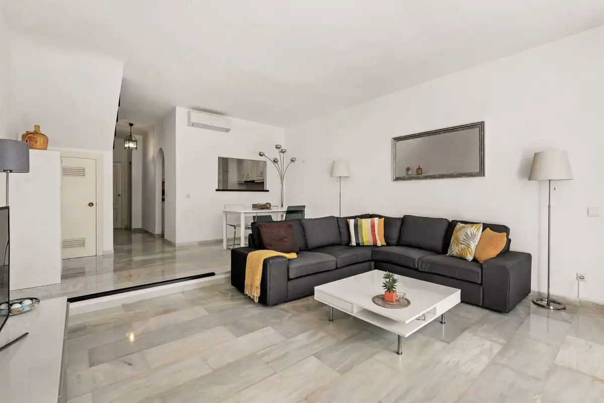 Sala d'estar de Casa adosada en venda en Marbella amb Aire condicionat, Jardí privat i Terrassa