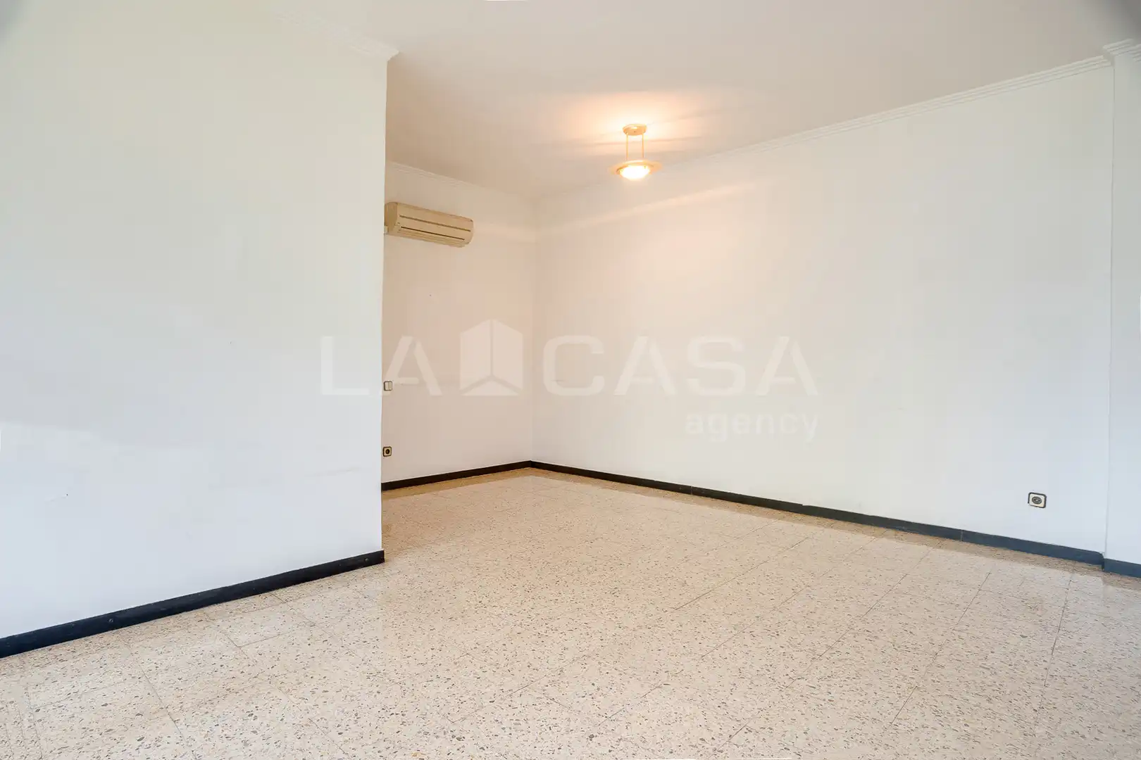 Wohnung zum Verkauf in Barcelona mit Balkon