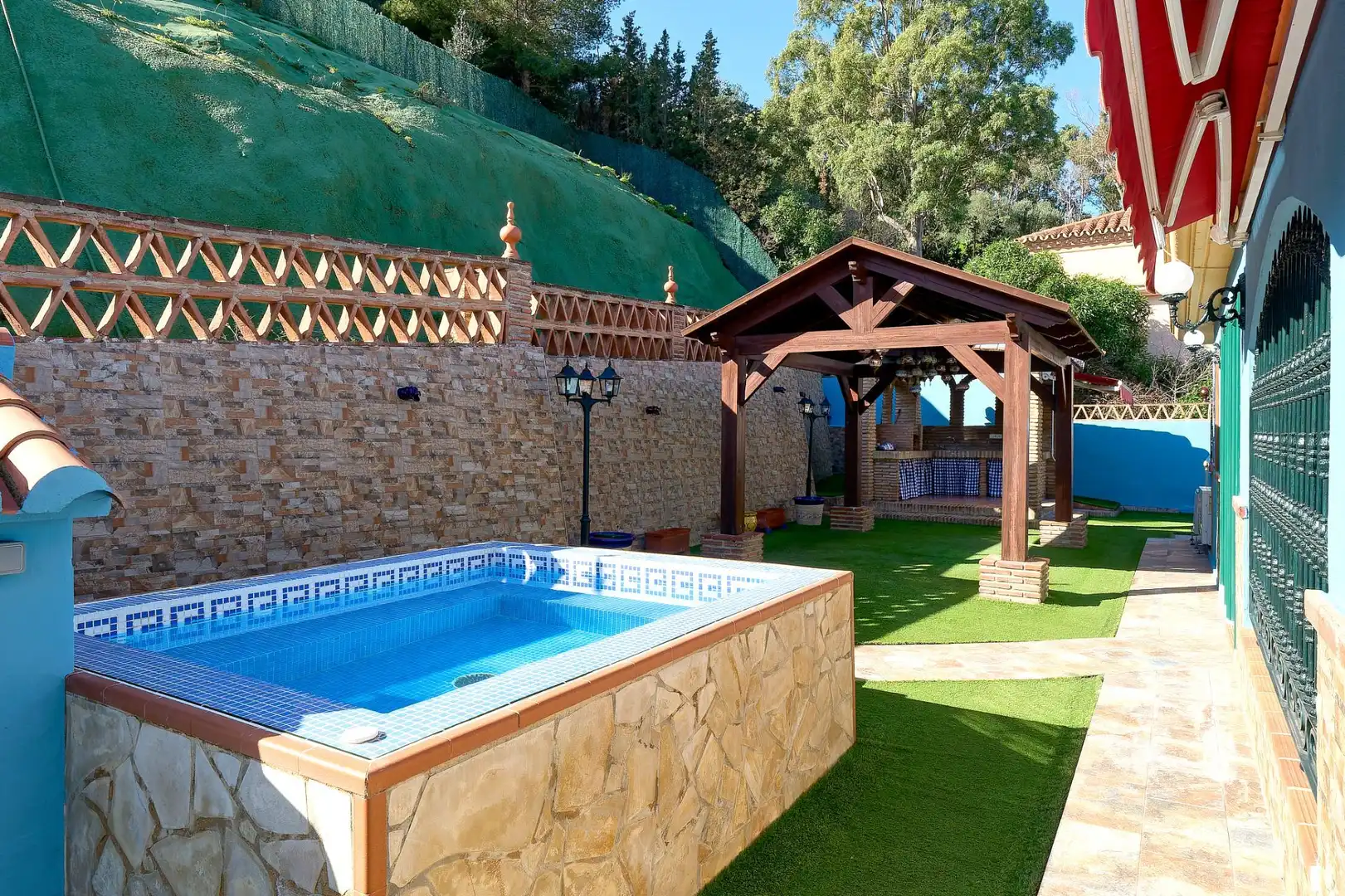 Piscina de Casa o xalet en venda en Málaga amb Aire condicionat, Calefacció i Jardí privat