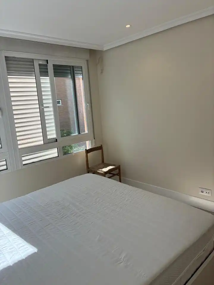 Schlafzimmer von Wohnungen zur Miete in Madrid mit Klimaanlage, Heizung und Möbliert