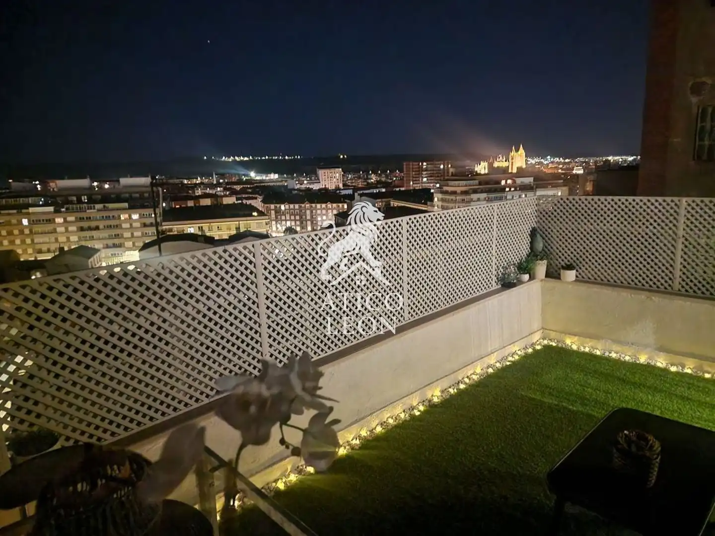 Terrassa de Àtic en venda en León Capital  amb Calefacció, Parquet i Terrassa