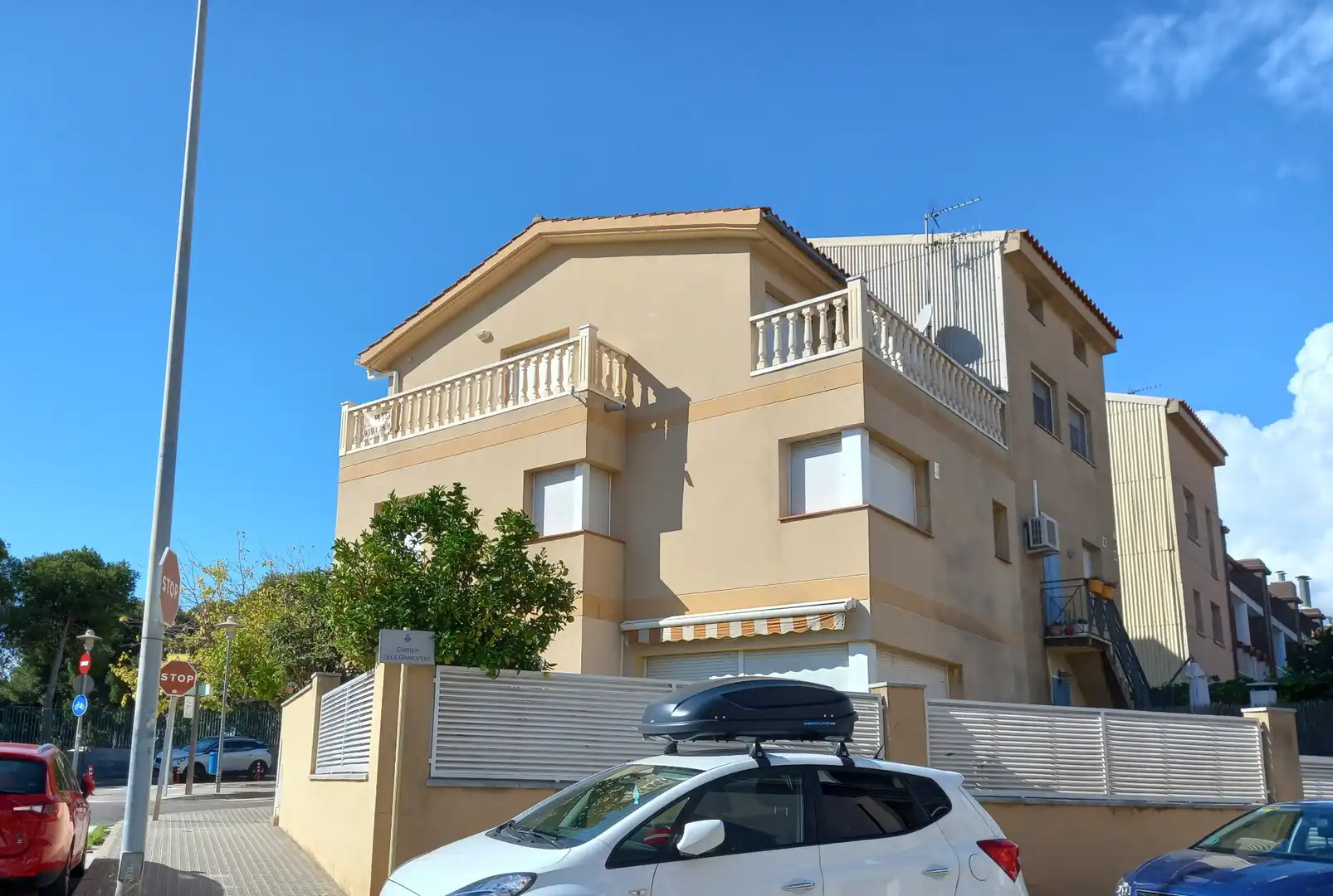 Vista exterior de Casa o xalet en venda en Vilanova i la Geltrú amb Aire condicionat, Calefacció i Jardí privat