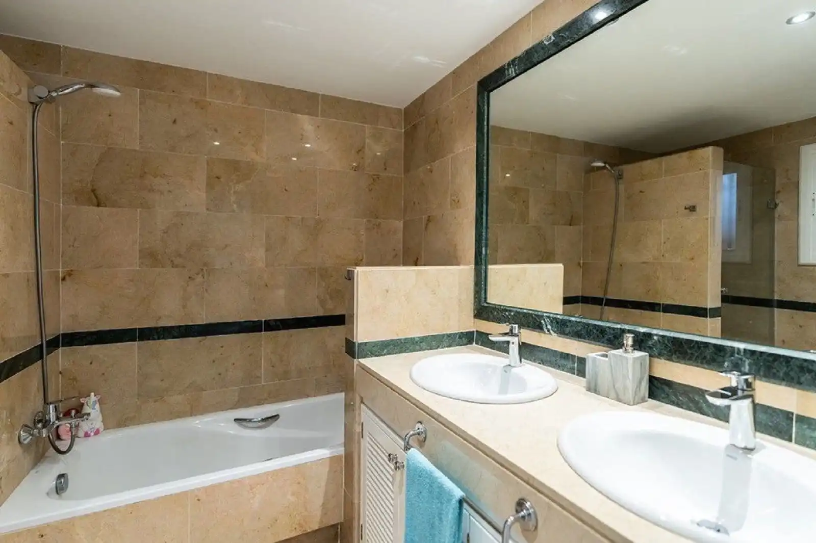 Bany de Apartament en venda en Marbella amb Aire condicionat, Terrassa i Piscina