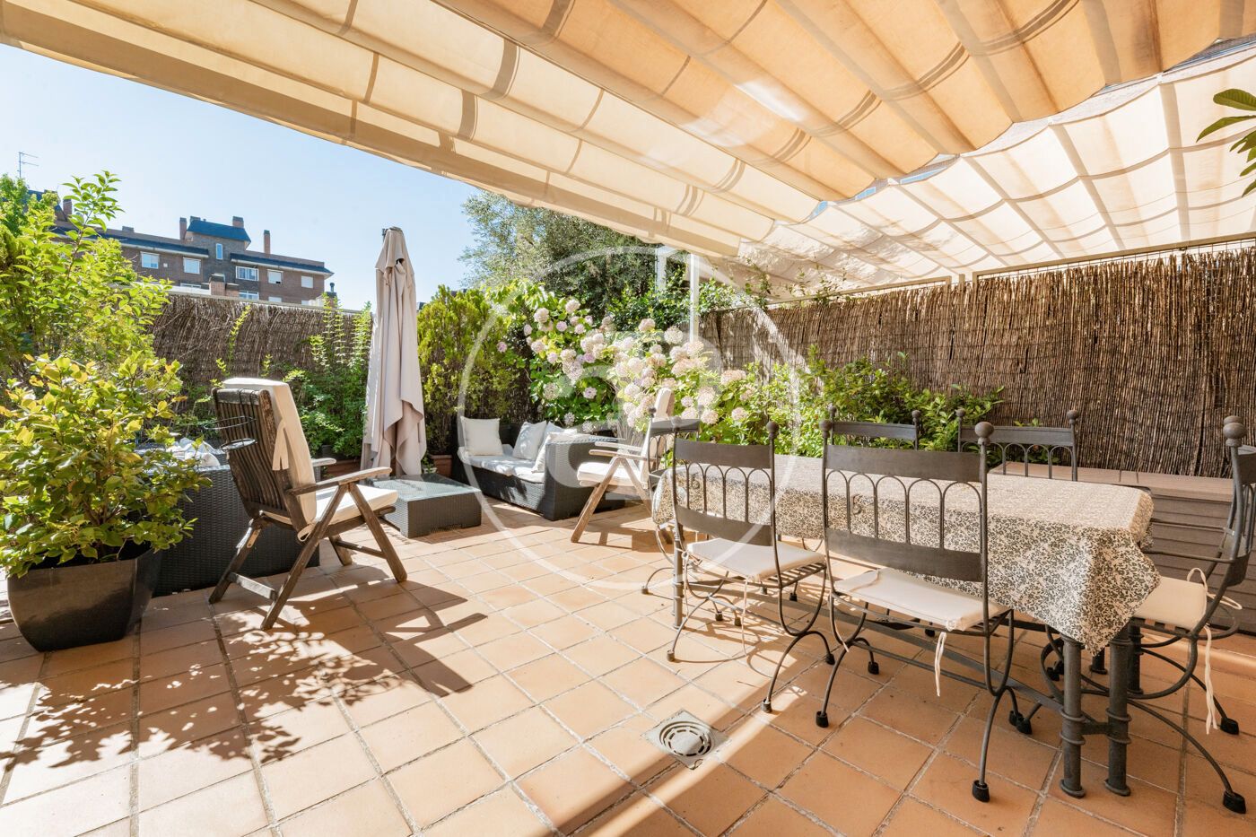 Terrassa de Casa adosada en venda en San Sebastián de los Reyes amb Aire condicionat, Calefacció i Jardí privat