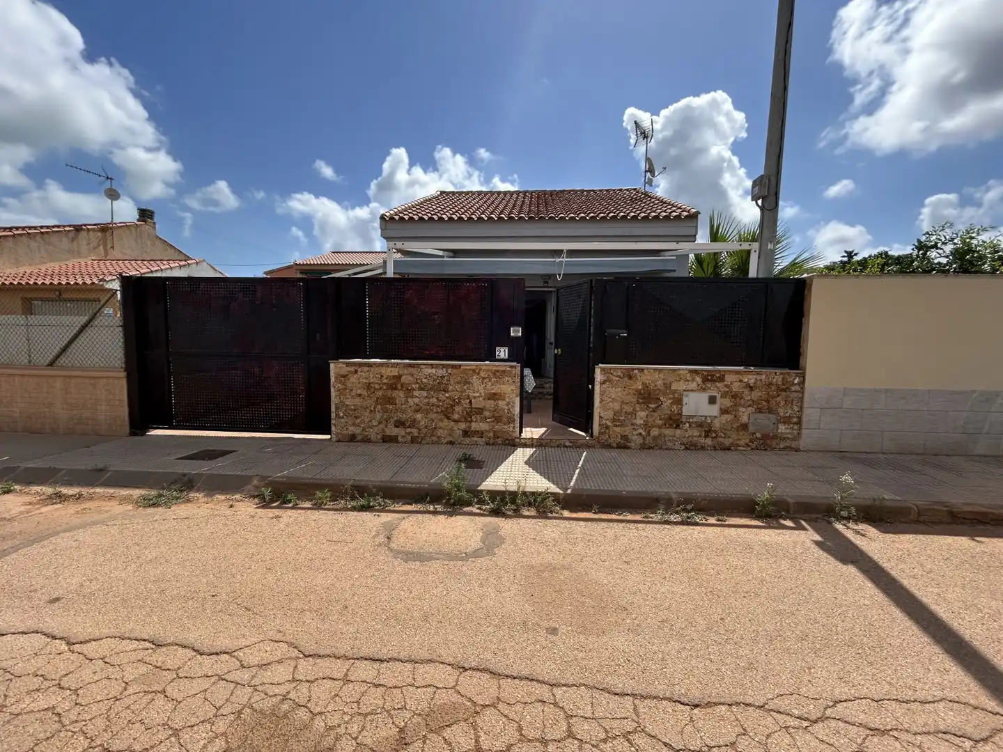 Vista exterior de Casa o xalet en venda en Cartagena amb Aire condicionat, Jardí privat i Terrassa