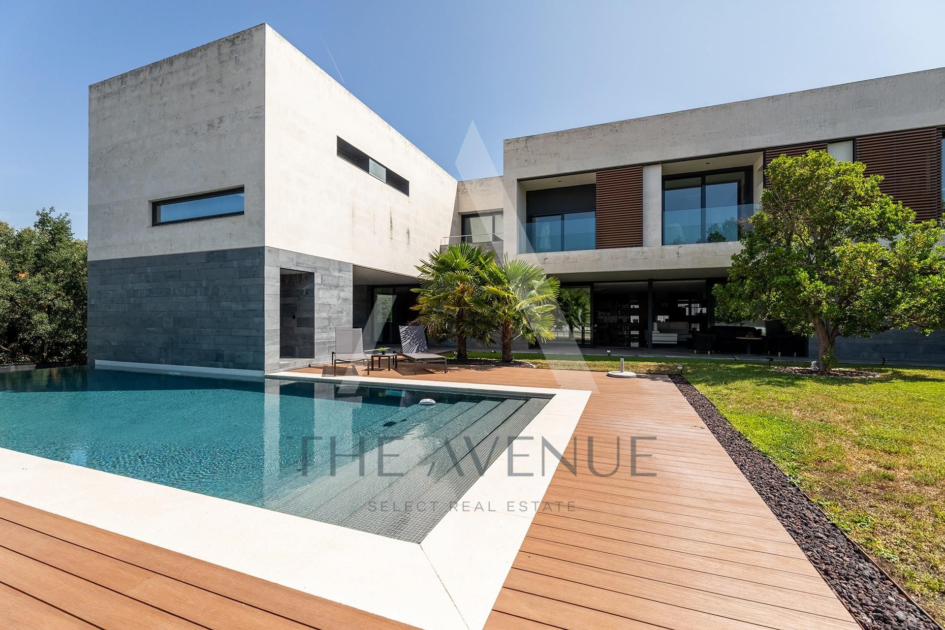 Vista exterior de Casa o xalet en venda en Villanueva de la Cañada amb Aire condicionat, Calefacció i Jardí privat