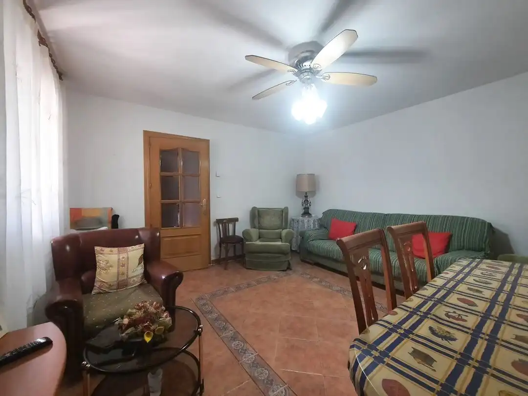 Sala de estar de Casa adosada en venta en Escalona con Aire acondicionado, Calefacción y Jardín privado