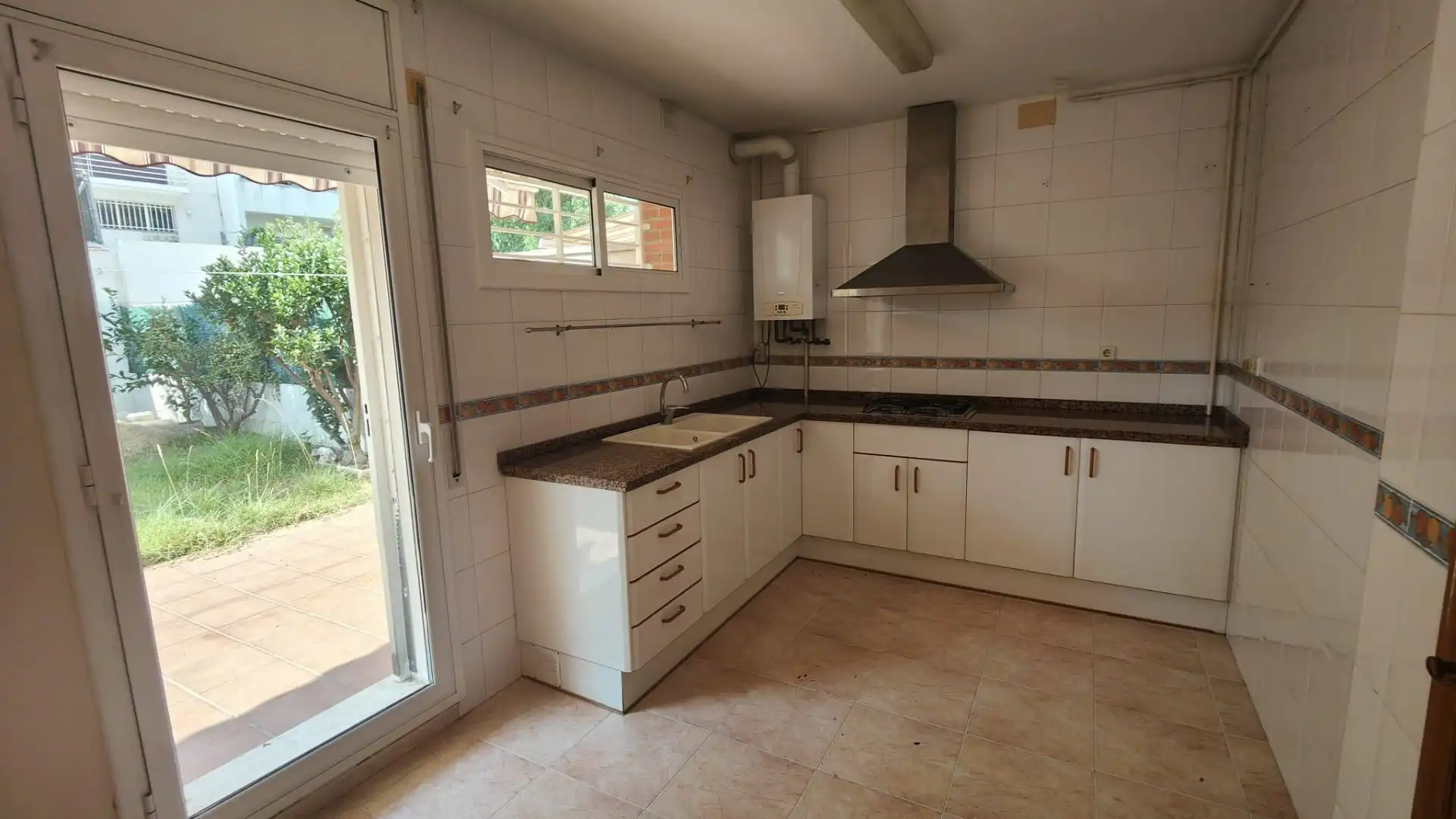 Cuina de Casa adosada en venda en Vilanova i la Geltrú amb Calefacció i Jardí privat