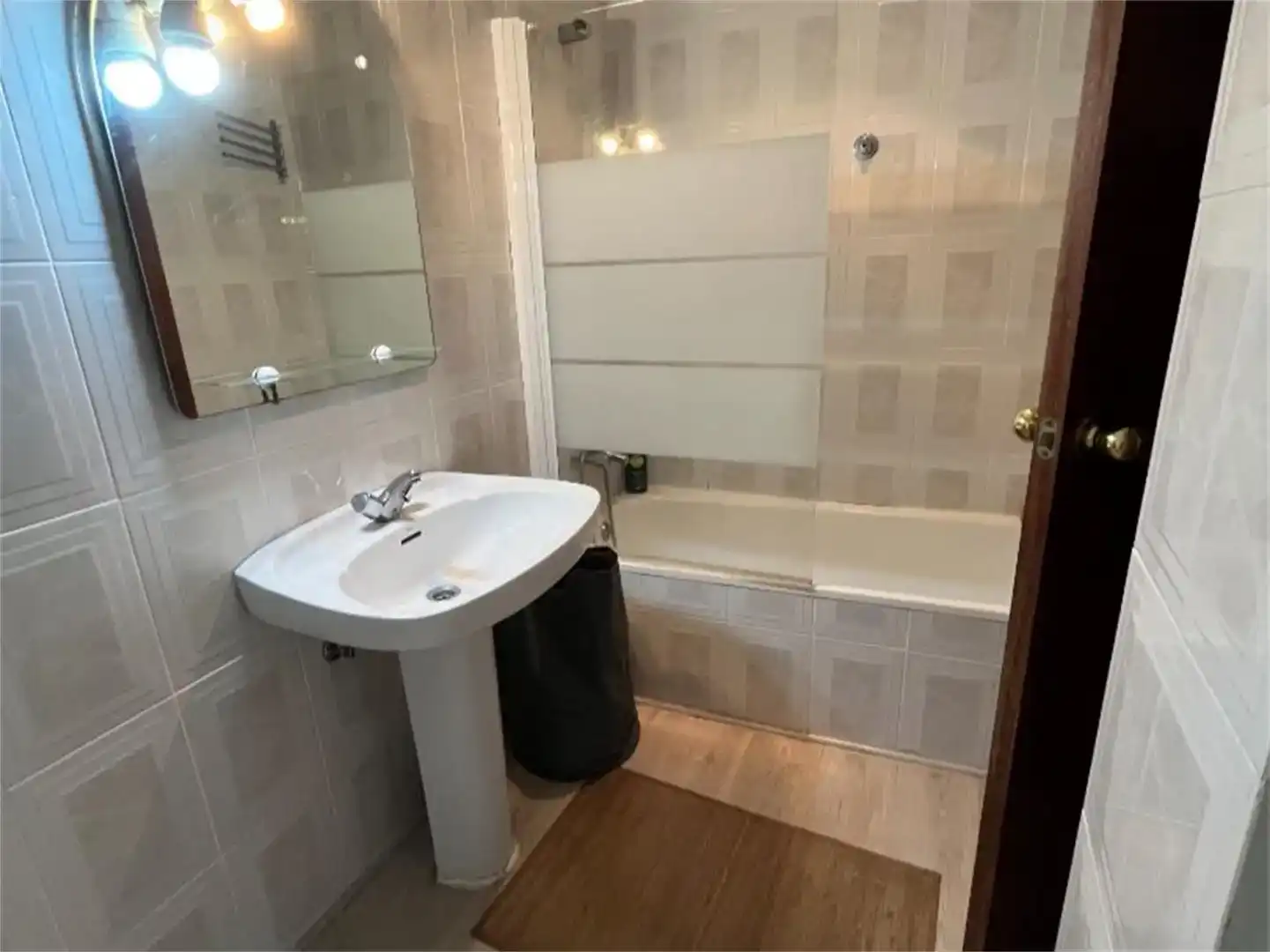 Bathroom of Flat for share in Bilbao   with Parquet flooring, Furnished and Balcony