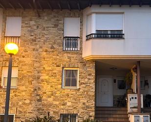 Vista exterior de Casa adosada en venda en Ponferrada amb Calefacció, Jardí privat i Terrassa