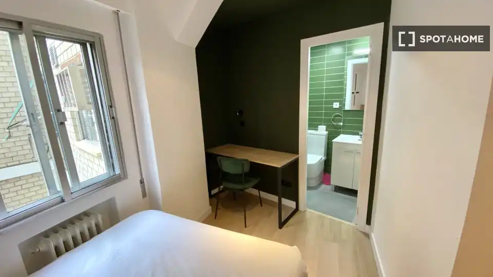Bedroom of Flat for rent in Madrid  with Air Conditioner, Heating and Furnished