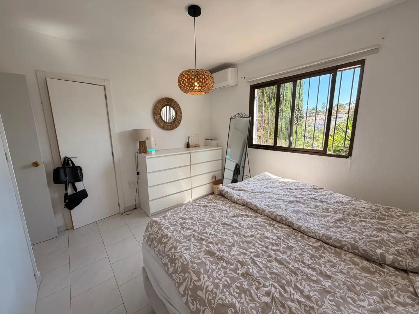 Dormitori de Casa adosada de lloguer en Mijas amb Aire condicionat, Calefacció i Jardí privat