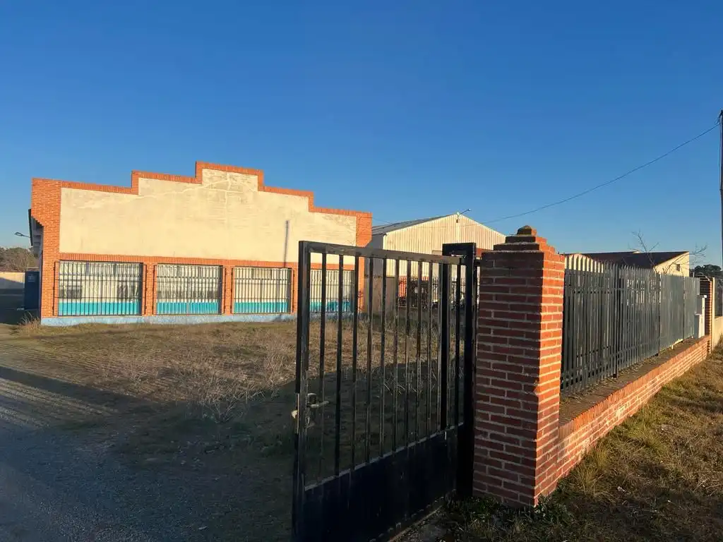 Vista exterior de Nave industrial en venta en Nava de la Asunción