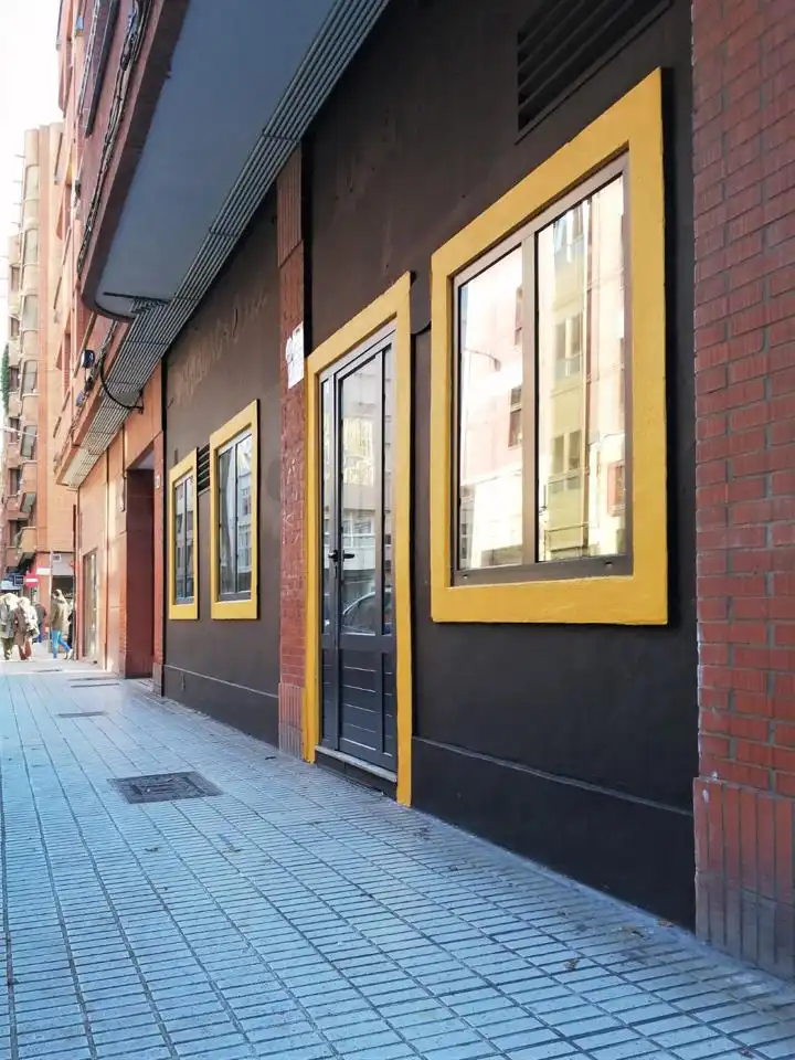 Vista exterior de Local en venda en Gijón 