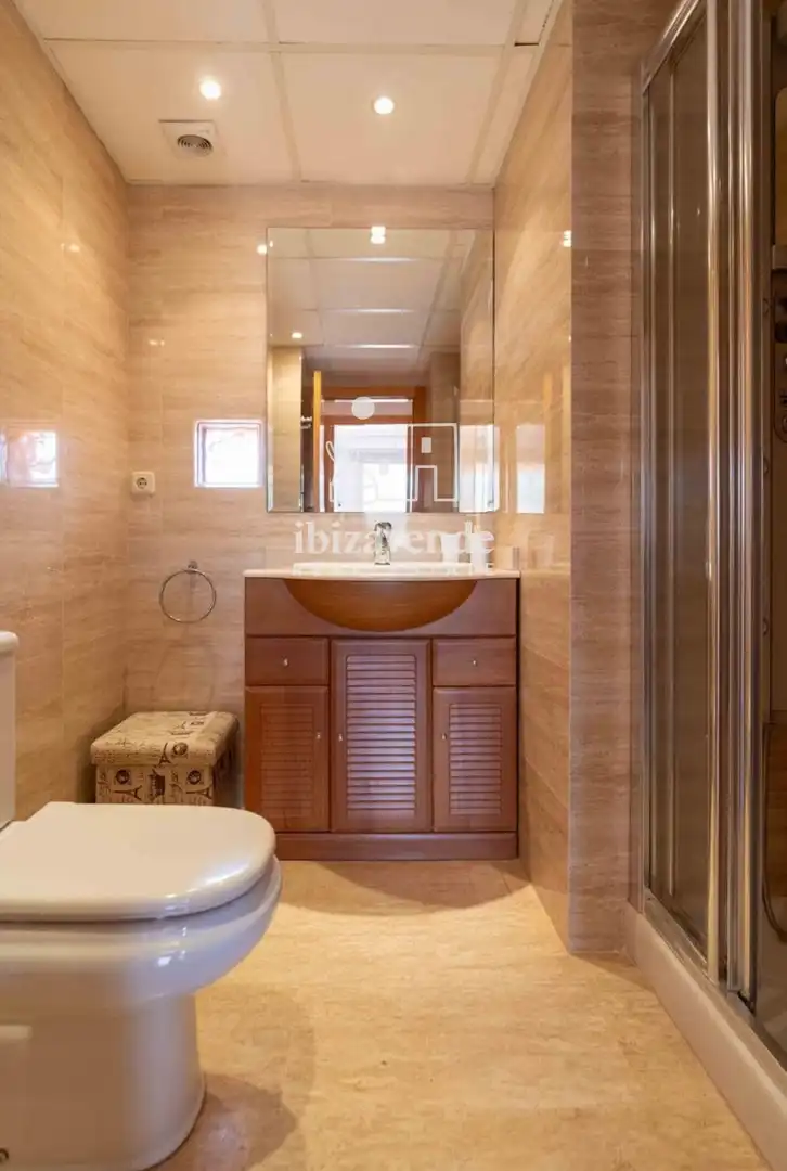 Baño de Dúplex en venta en Santa Eulària des Riu con Aire acondicionado, Terraza y Trastero