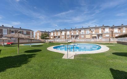 Jardí de Casa adosada en venda en Vegas del Genil amb Aire condicionat, Terrassa i Balcó