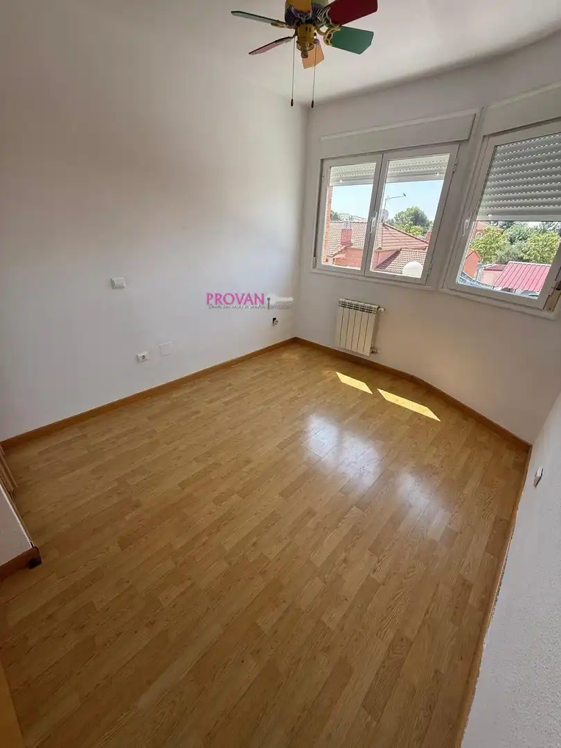 Habitación de Casa adosada en venta en Galápagos con Calefacción y Jardín privado