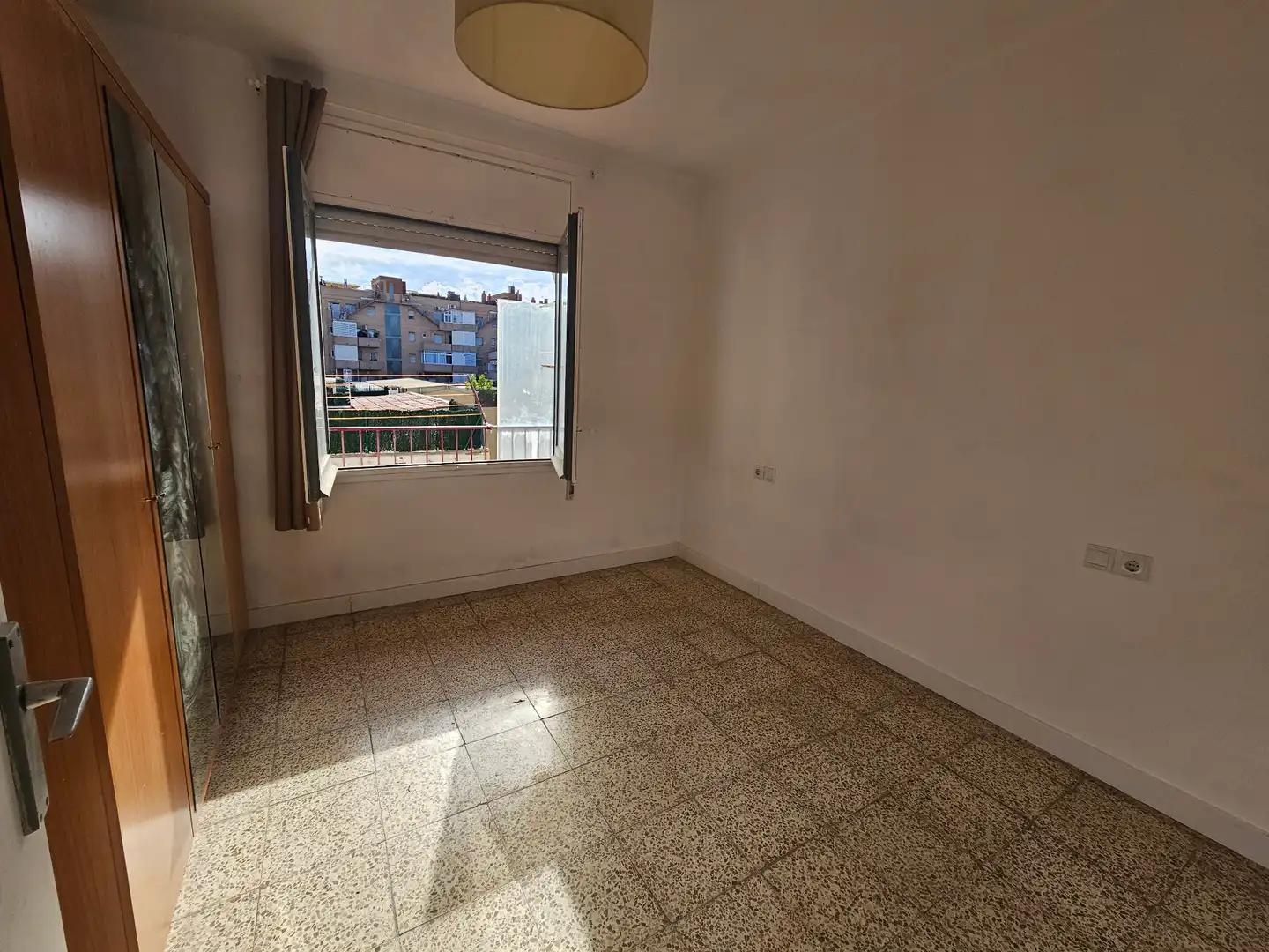 Dormitori de Pis en venda en Cornellà de Llobregat amb Moblat, Forn i Balcó