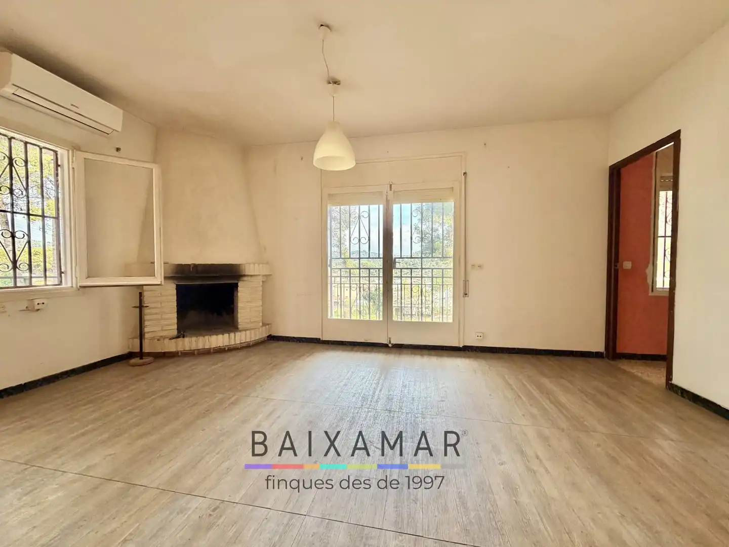 Sala d'estar de Casa o xalet en venda en Cubelles amb Calefacció, Jardí privat i Forn