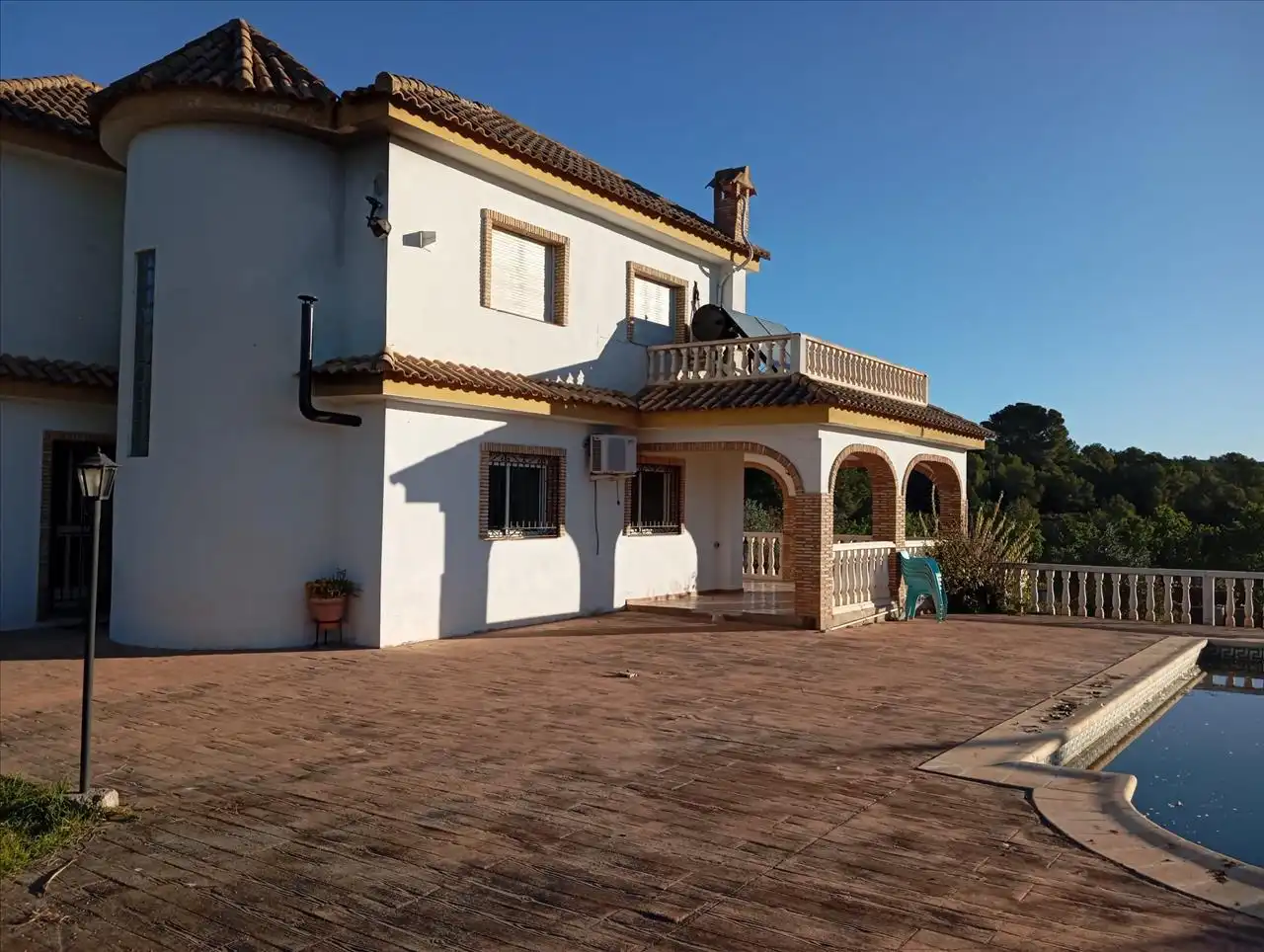 Vista exterior de Casa o xalet en venda en Chiva amb Calefacció, Jardí privat i Terrassa